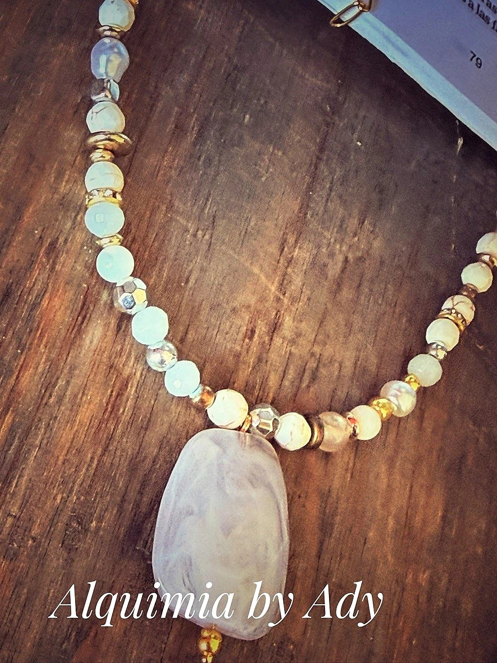 Agate Beaded Pendant Necklace in White & Gold Like New